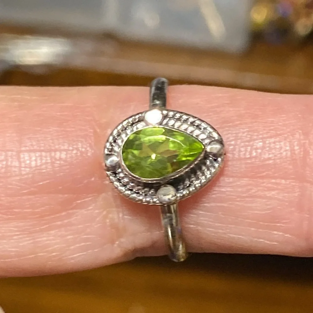 Tear drop faceted peridot & 925 silver ring size 7 1/2